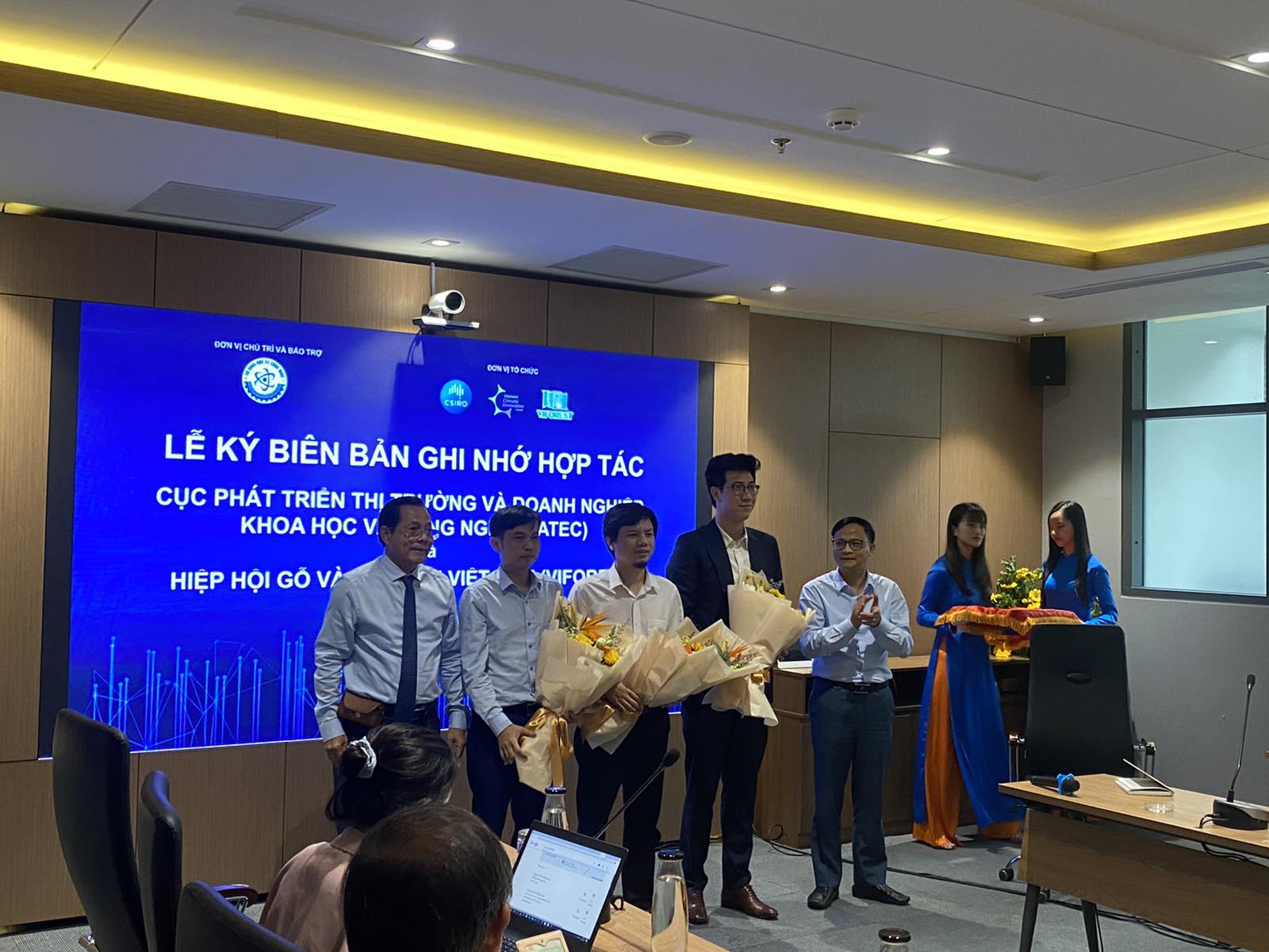 Hội thảo: "Phát triển thị trường khoa học và công nghệ trong ngành hàng đồ gỗ"