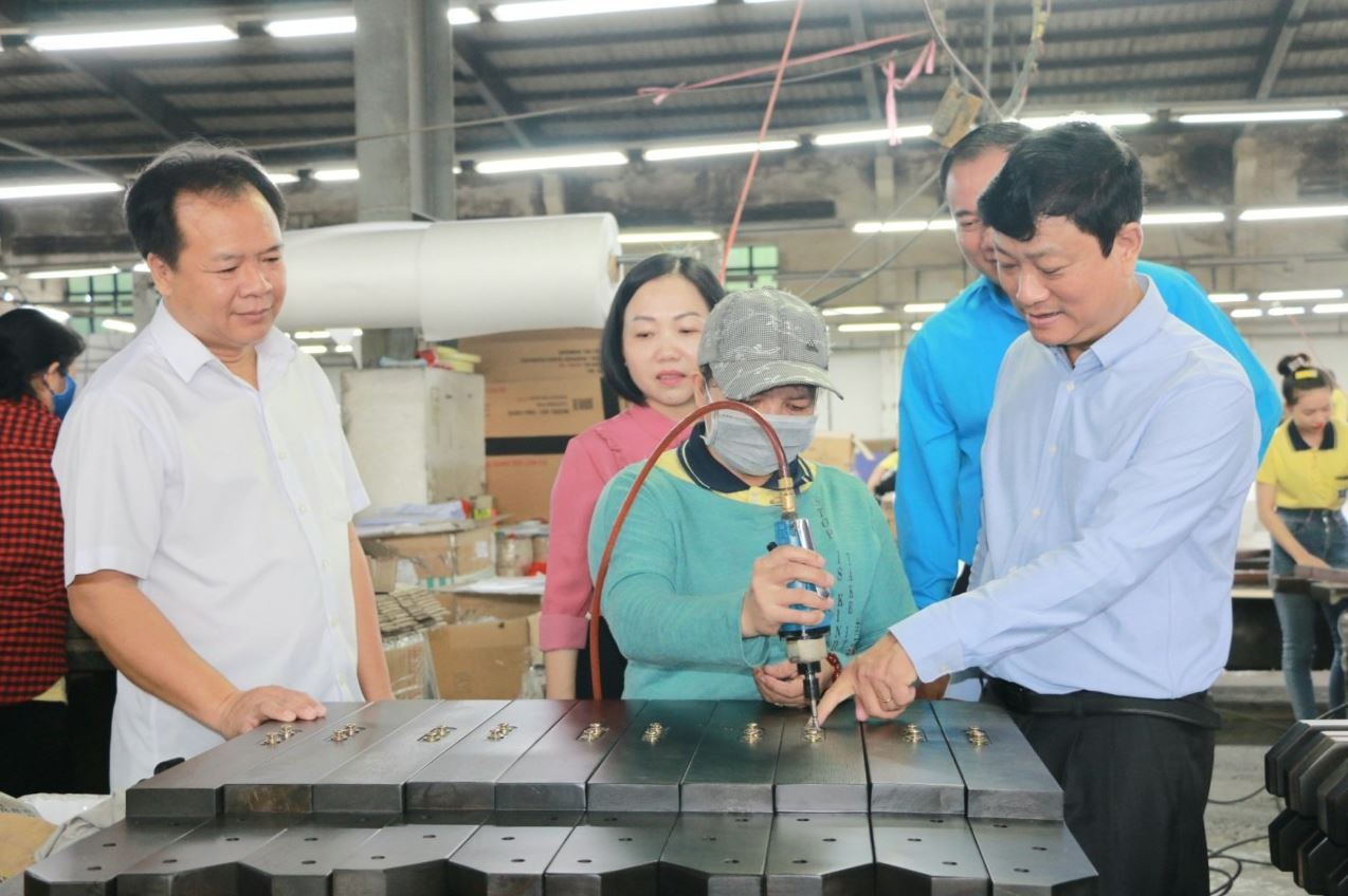 HOÃN THANH TRA, KIỂM TRA, CHỦ ĐỘNG HỖ TRỢ DOANH NGHIỆP SẢN XUẤT