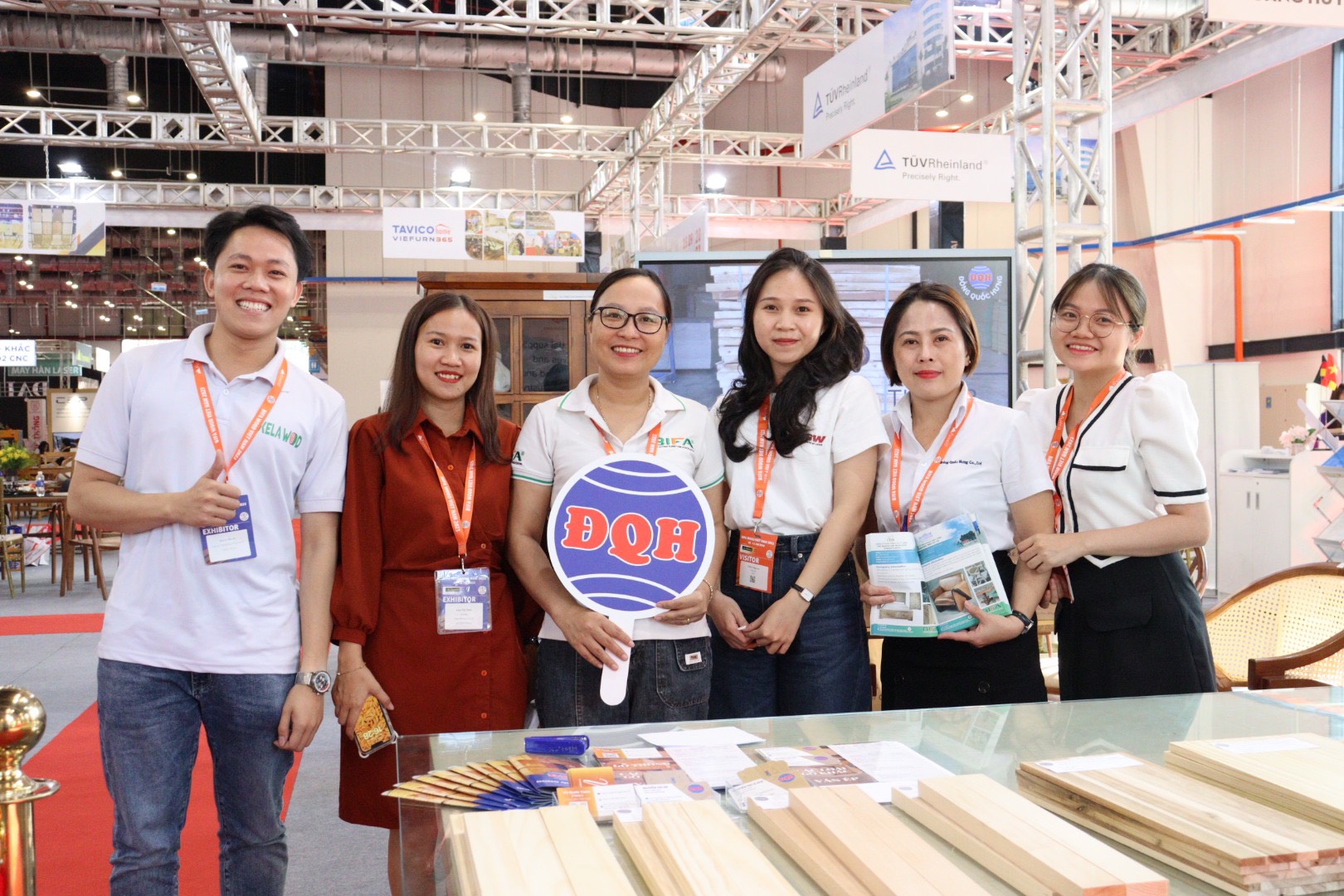 THĂM DOANH NGHIỆP HỘI VIÊN VÀ GỬI TẶNG KỶ YẾU TẠI HỘI CHỢ BIFA WOOD VIETNAM 2023